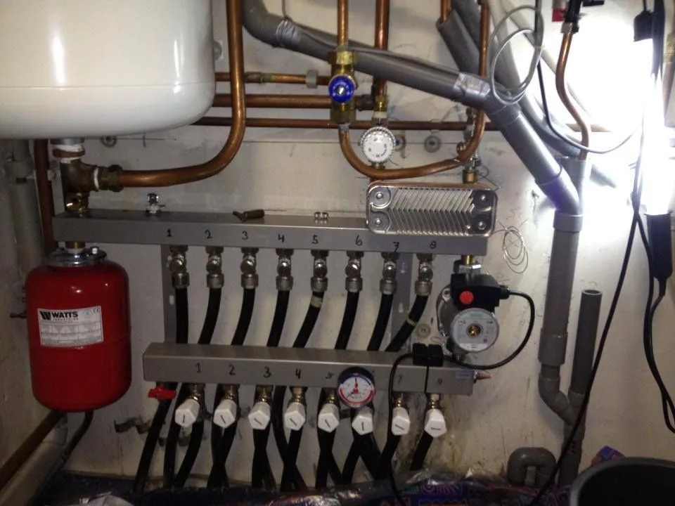 Gescheiden vloerverwarming-verdeler met platenwisselaar voor hydraulische scheiding tussen cv-circuit en vloerverwarmingscircuit