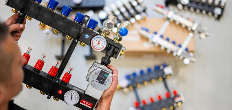 Vakman toont professionele vloerverwarmingsverdeler