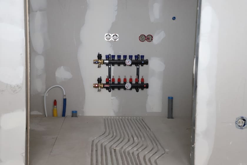 Vloerverwarmingsverdeler met buizen in de vloer